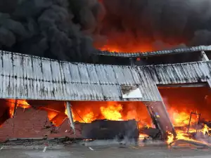 Пожар избухна в базата на петрички бизнесмен