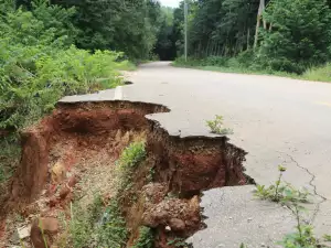 Свлачище отнесе пътя за хижа Беласица над Петрич