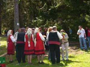 Ученици представят фолклорни събития от района на Сандански