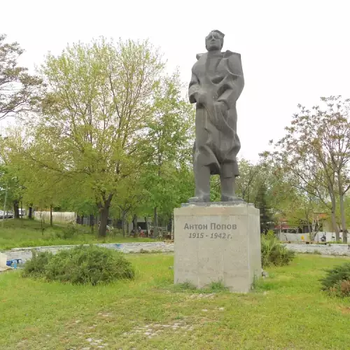 Само наследници и БСП почетоха Антон Попов