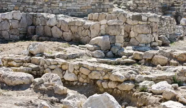 Неизвестни древни руини