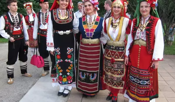 Започна фестивалът Малeшево пее и танцува