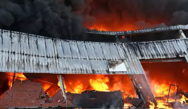 Пожар избухна в базата на петрички бизнесмен