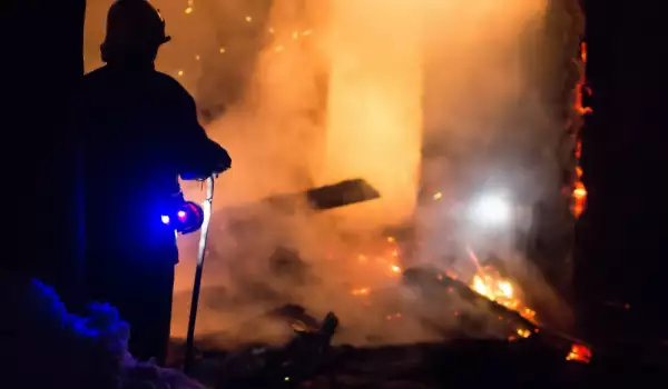 Възрастна жена изгоря жива в дома си