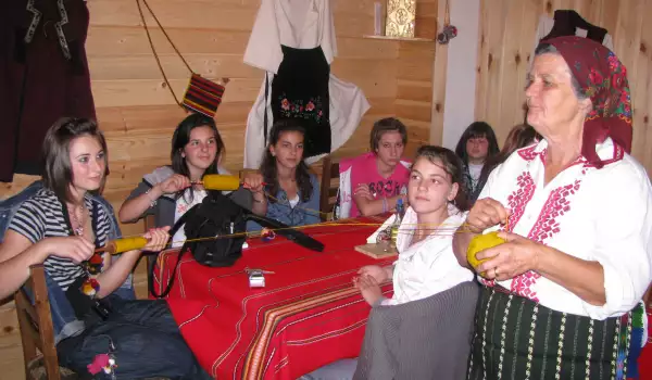 Плетене и бродерия учиха деца от Петрич
