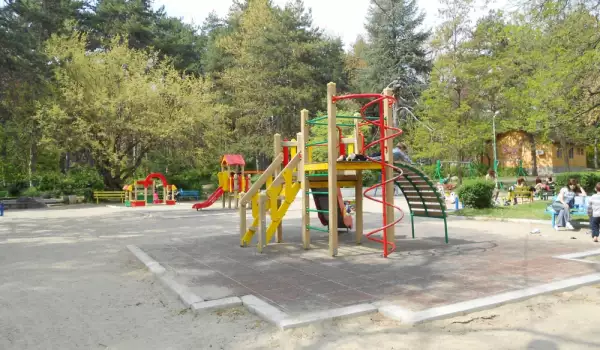 Вельо Илиев откри нова детска площадка в село Коларово