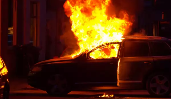 Лек автомобил пламна снощи в Сандански