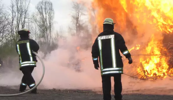 Изгоря дървена барака край Петрич