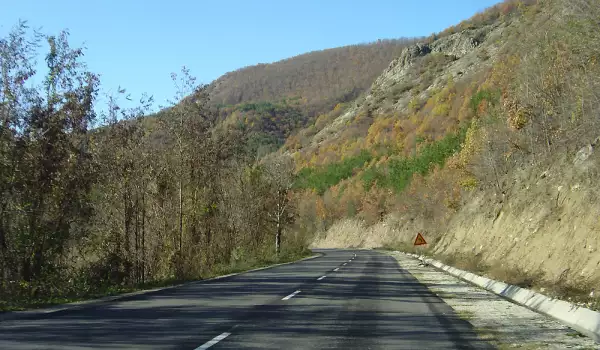 Огромна дупка зее на пътя Петрич-Ръждак