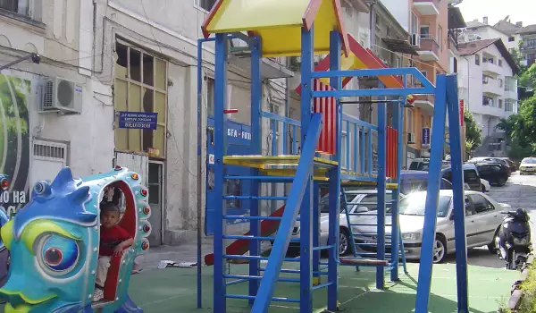 В Петрич бе открита от социалния министър нова детска площадка