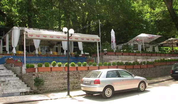 В Петрич затвориха заведението за дюнери натровило ученици