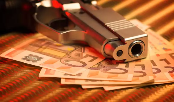 Пистолет и банкноти