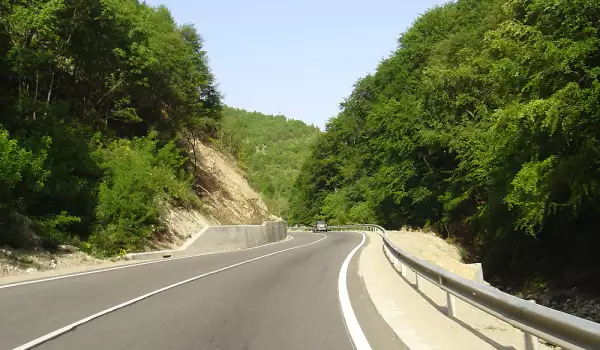 Пътят към Македония се асфалтира от община Петрич