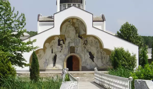 Цветан Цветанов ще сади фиданки край храма на Ванга