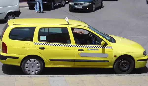 Автобусна спирка в Сандански е превърната в пиаца