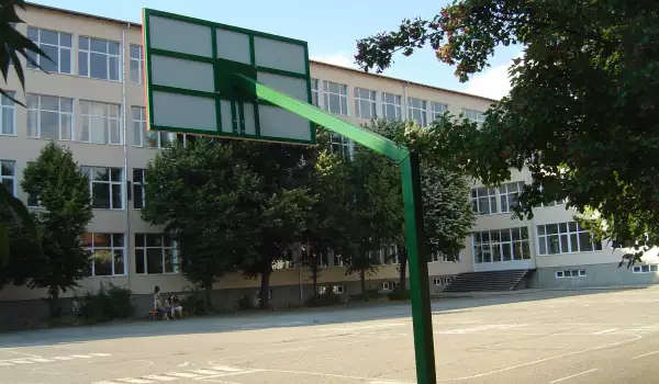 Мартеница - слънце с 5 лъча, опънаха в петричко школо