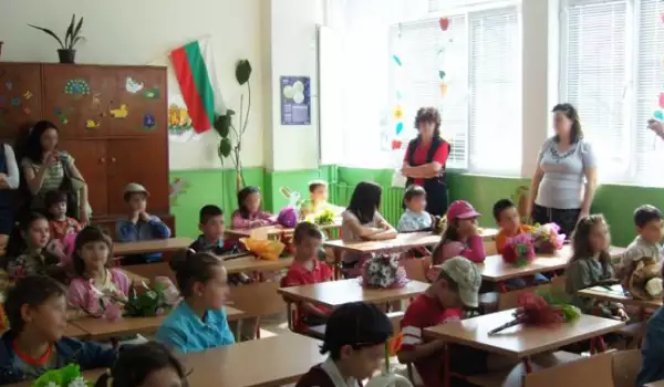 ВМРО-Петрич награди средношколци за патриотични стихове