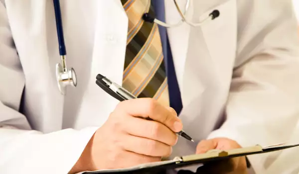 Новата Наредба на МТСП накара хората да се редят на опашка пред кабинетите на личните лекари